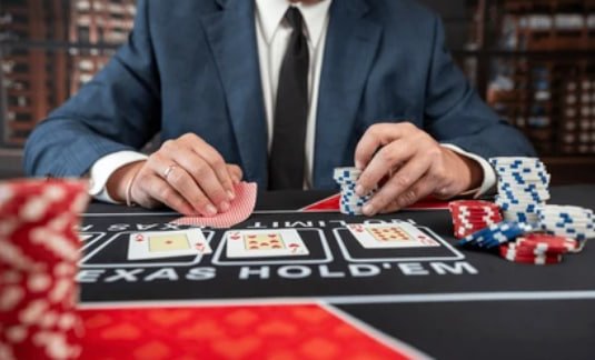 Tampilan meja dealer langsung Evolution Gaming dengan streaming multi-kamera